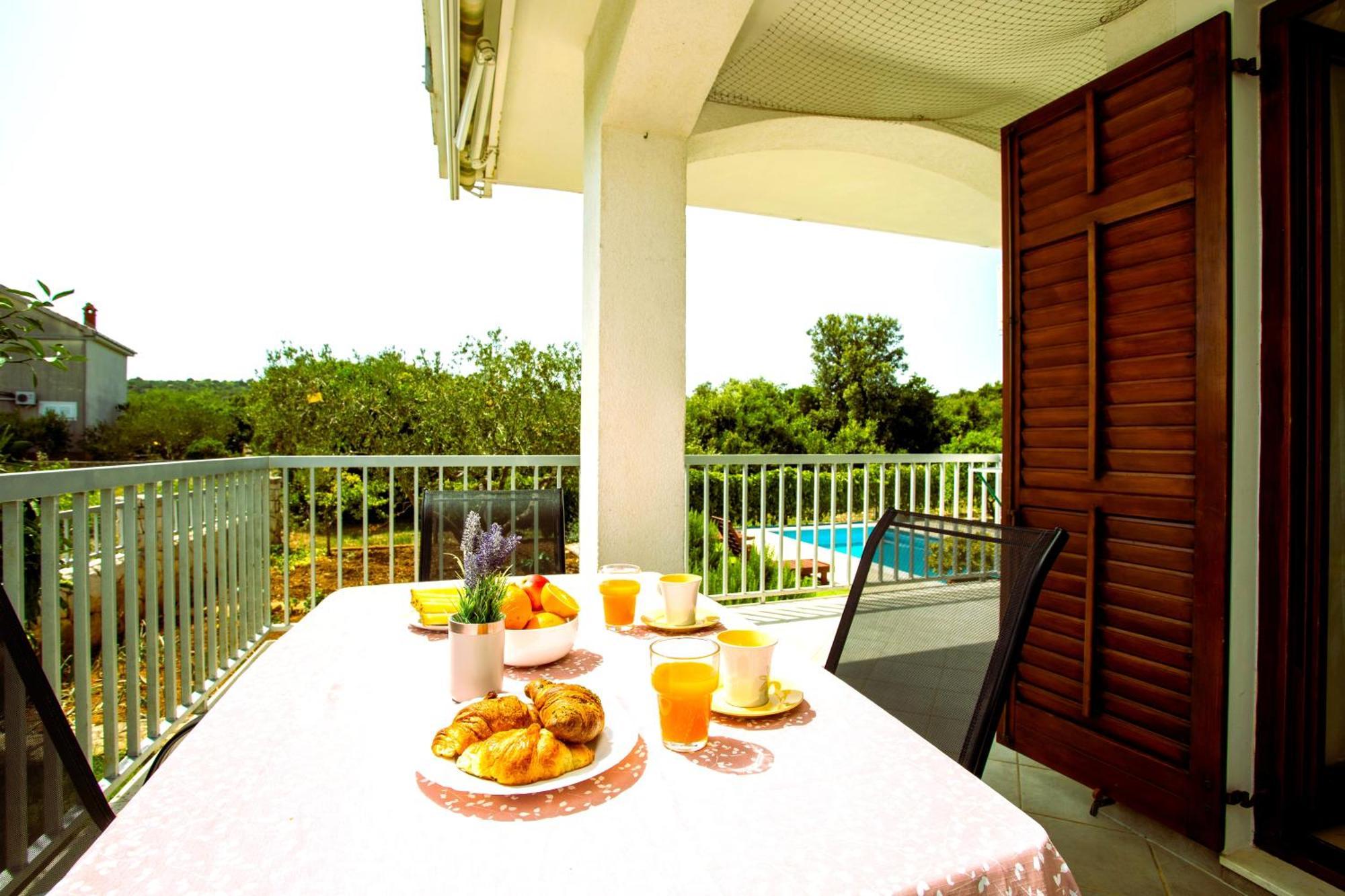 Holiday House Nena With Pool Vinišće Exteriér fotografie